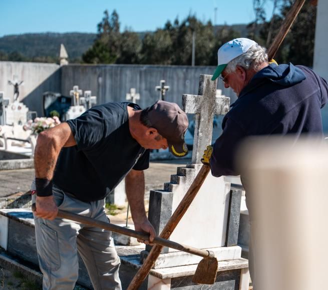 Junta de Freguesia procede ao nivelamento gratuito de campas no Cemit&eacute;rio de Famalic&atilde;o